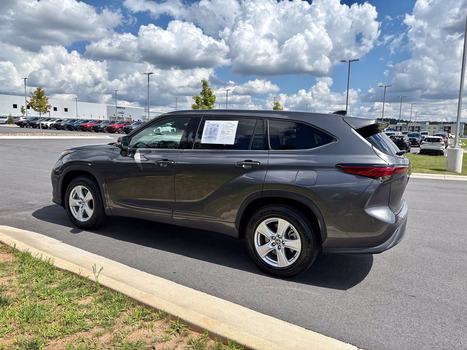 Used 2022 Toyota Highlander LE FWD image 5