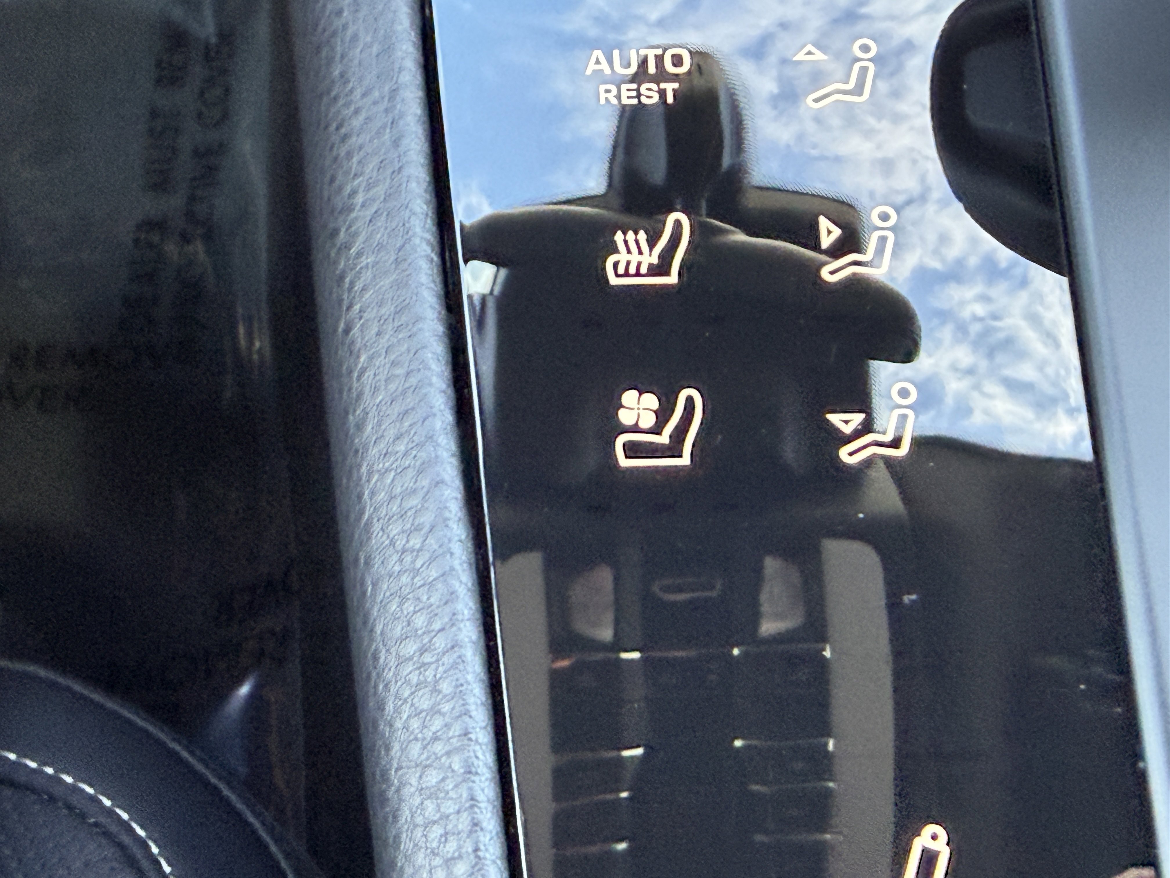 Certified 2025 Porsche Macan Turbo image 30