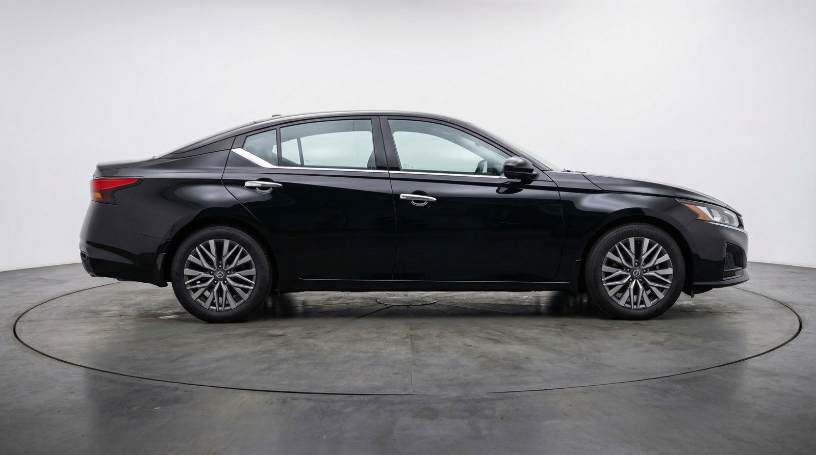 Used 2025 Nissan Altima 2.5 SV image 11