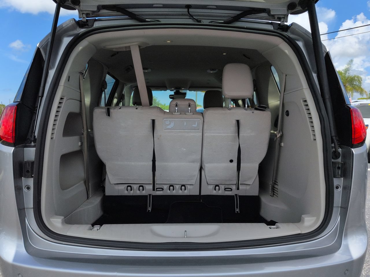 Used 2019 Chrysler Pacifica Touring-L Plus w/ Advanced Safetytec Group FWD image 13