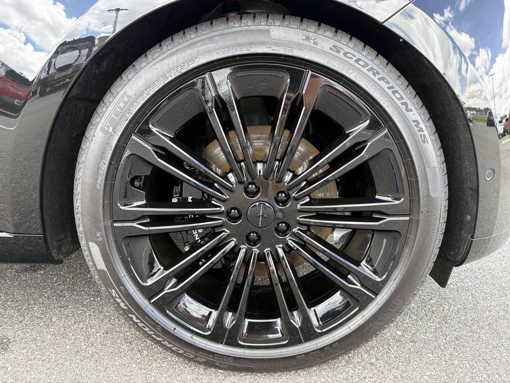New 2026 Land Rover Range Rover Long Wheelbase SE AWD/4WD image 9
