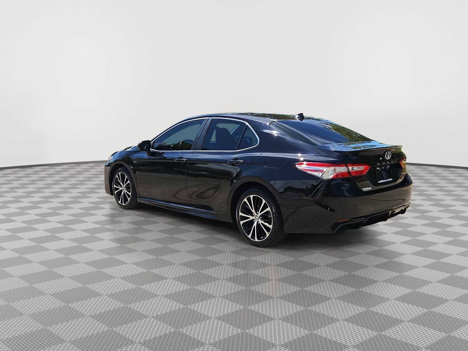 Used 2020 Toyota Camry SE FWD image 6