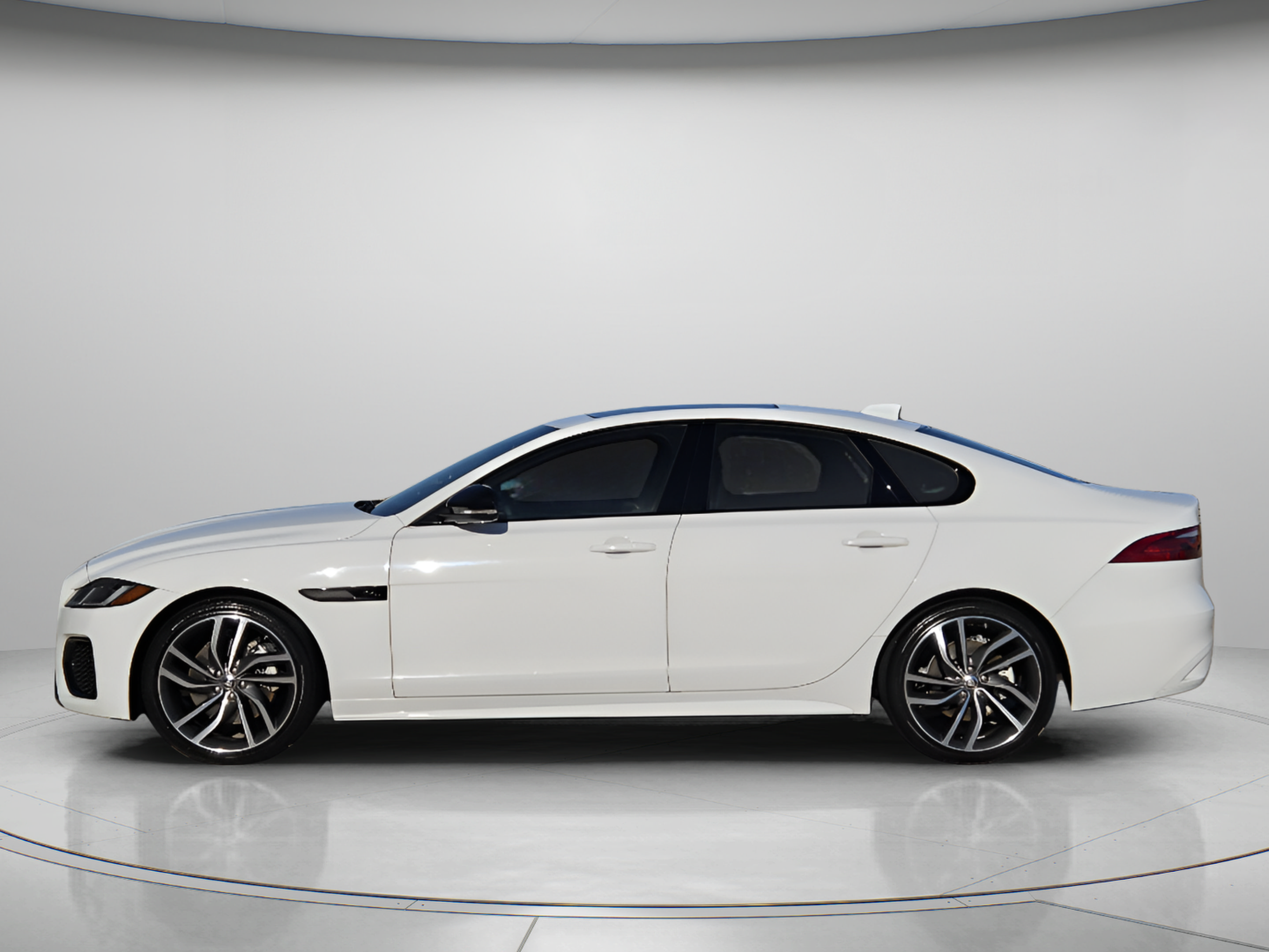 Certified 2024 Jaguar XF R-Dynamic SE AWD/4WD image 2