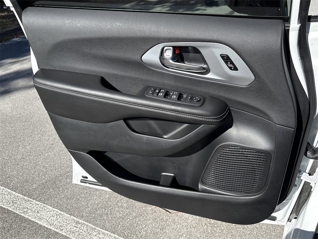 New 2026 Chrysler Pacifica Limited image 18