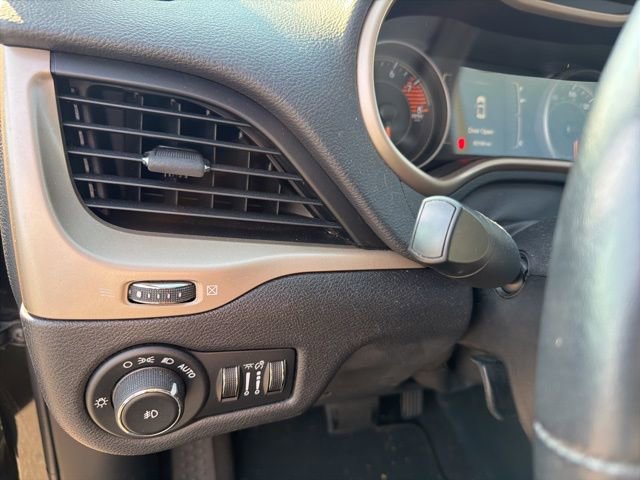 Used 2016 Jeep Cherokee Latitude w/ Comfort & Sound Group FWD image 6