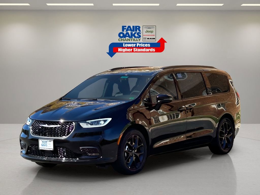 New 2026 Chrysler Pacifica Limited w/ Uconnect Theater Family Group image 4