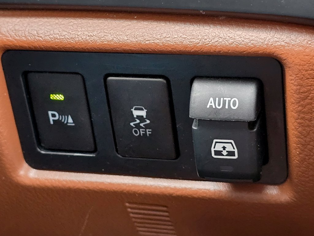 Used 2018 Toyota Sequoia Platinum AWD/4WD image 35