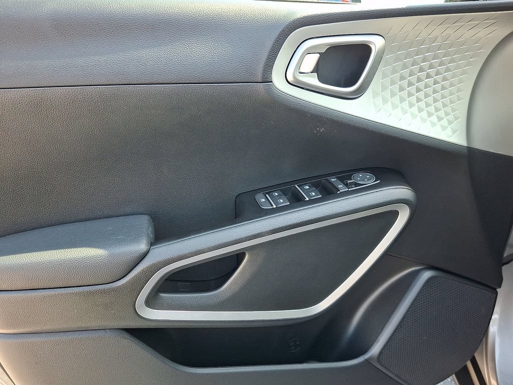 Used 2023 Kia Soul LX FWD image 12