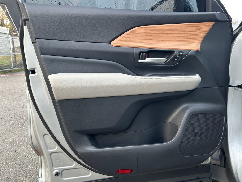 Used 2024 Toyota Grand Highlander Limited image 22