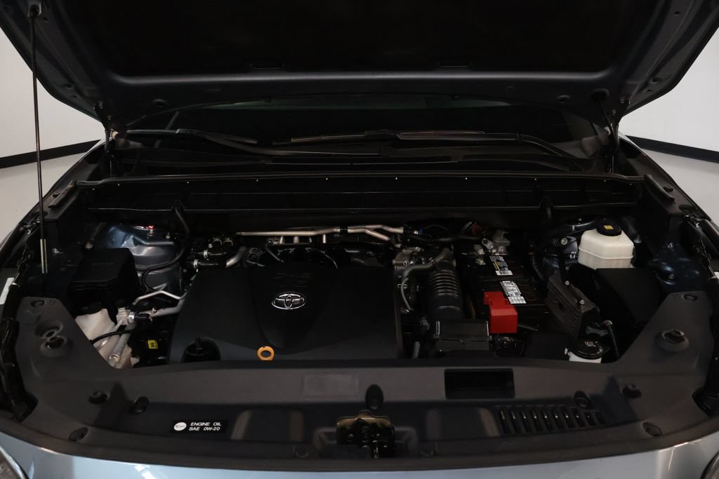 Used 2021 Toyota Highlander XLE AWD/4WD image 36
