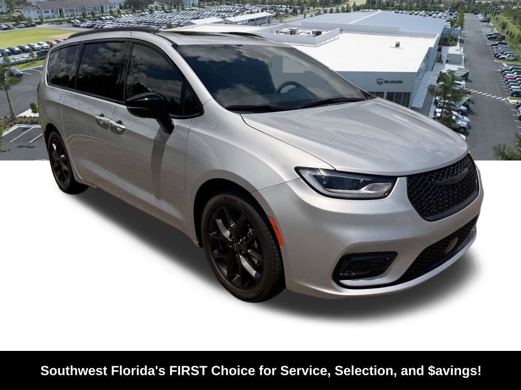 New 2026 Chrysler Pacifica Limited w/ Uconnect Theater Family Group FWD image 2