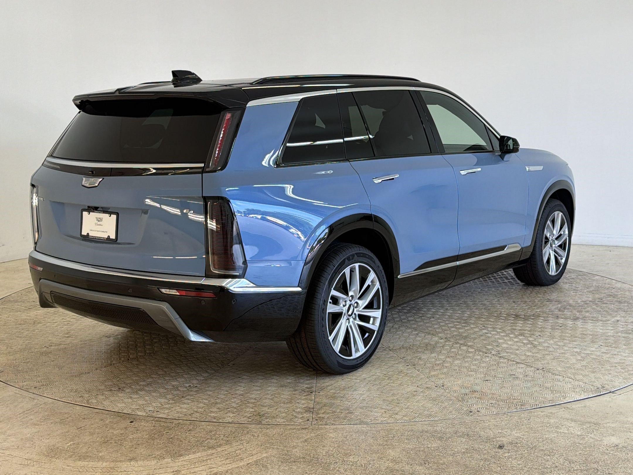 New 2027 Cadillac Vistiq Luxury w/ LPO, Floor Liner Package AWD/4WD image 9