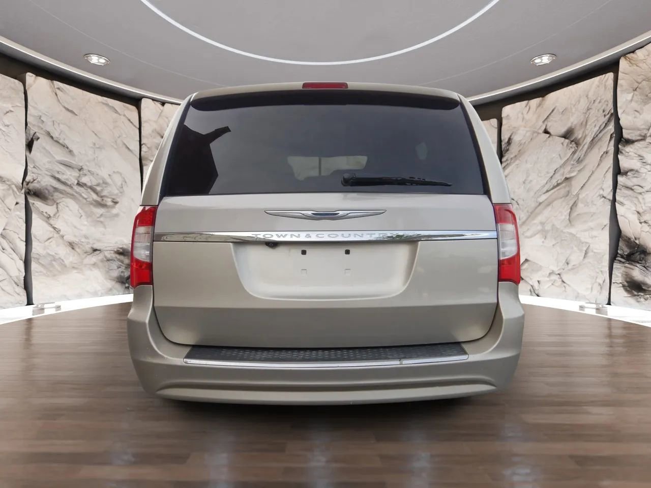 Used 2014 Chrysler Town & Country Touring FWD image 7