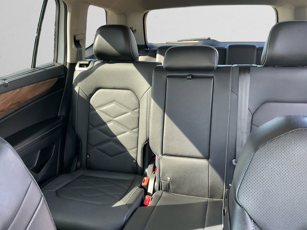 Used 2025 Volkswagen Atlas SE image 13