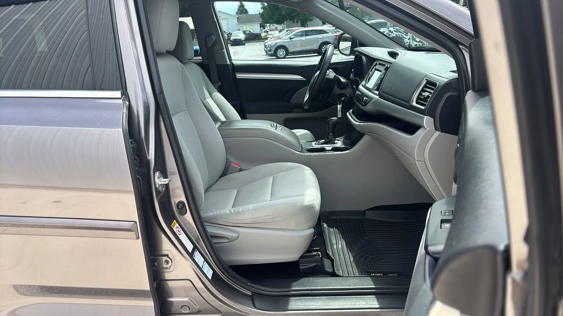 Used 2016 Toyota Highlander LE w/ Protection Package #3 AWD/4WD image 16