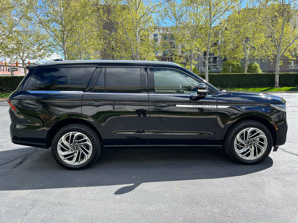 Used 2025 Lincoln Navigator Reserve image 6