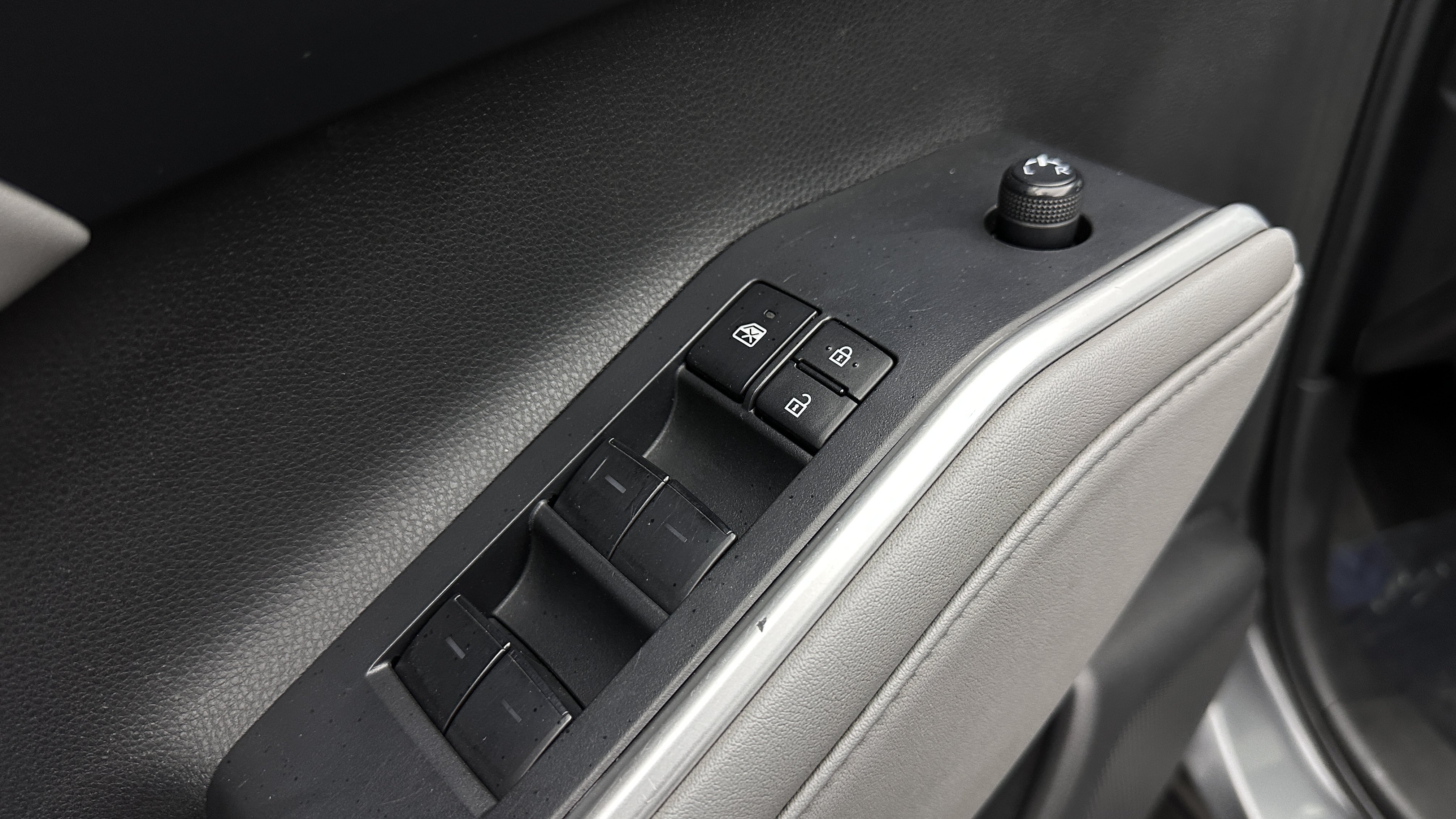 Used 2022 Toyota Highlander XLE AWD/4WD image 12