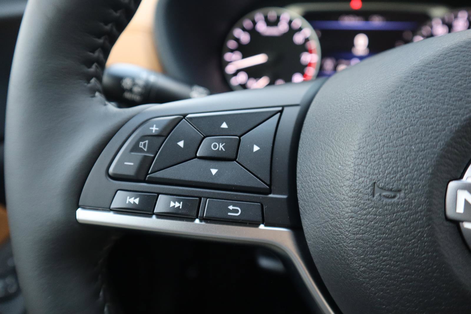 Used 2025 Nissan Sentra SV w/ SV Premium Package image 22