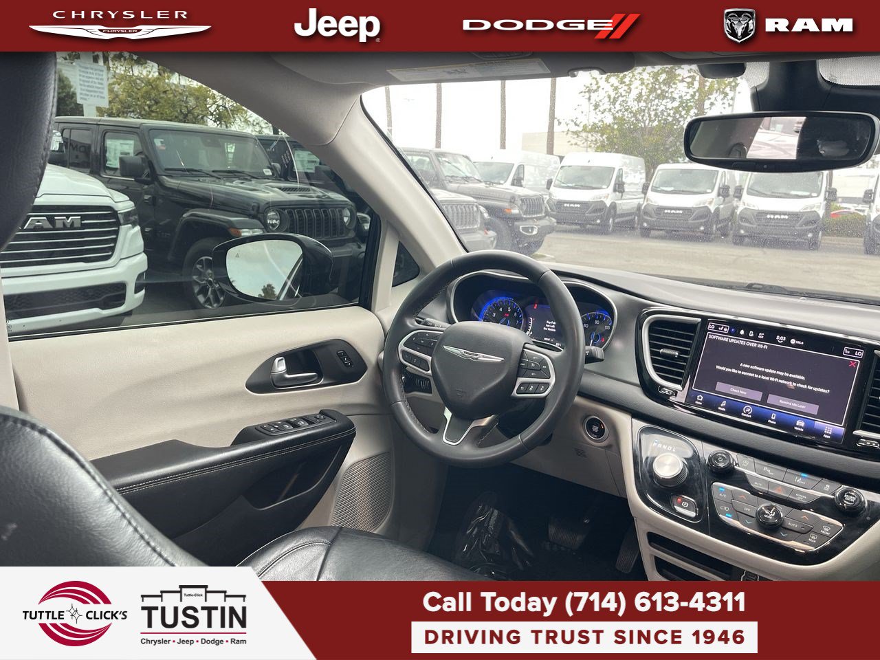 Used 2022 Chrysler Pacifica Touring-L FWD image 2