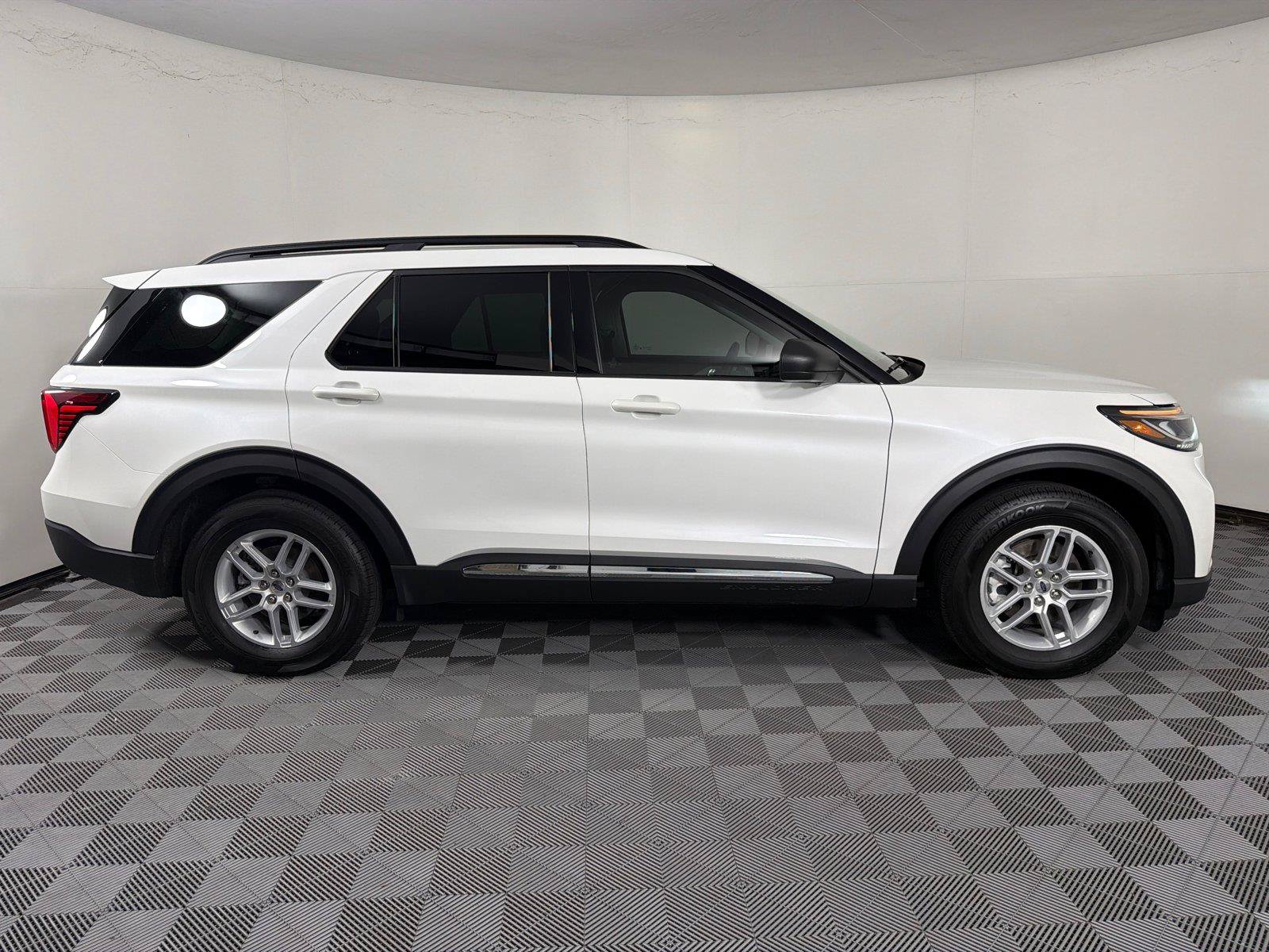 Used 2025 Ford Explorer Active RWD image 8