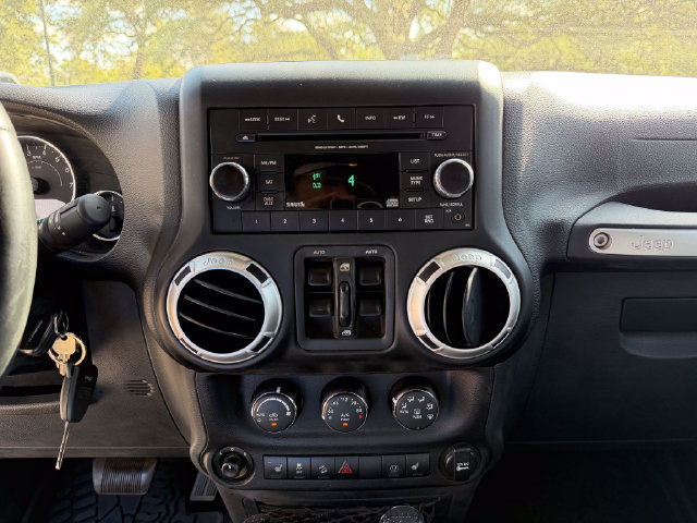 Used 2017 Jeep Wrangler Unlimited Rubicon w/ Connectivity Group AWD/4WD image 13