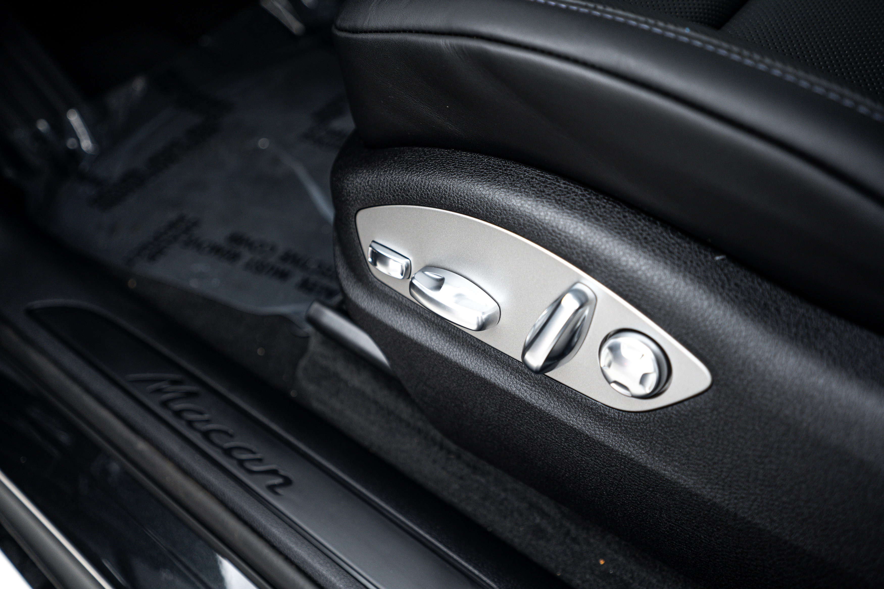 Certified 2026 Porsche Macan AWD/4WD image 19