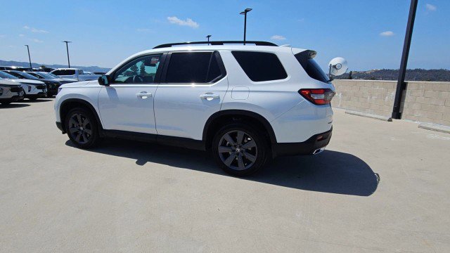 Used 2025 Honda Pilot Sport image 6