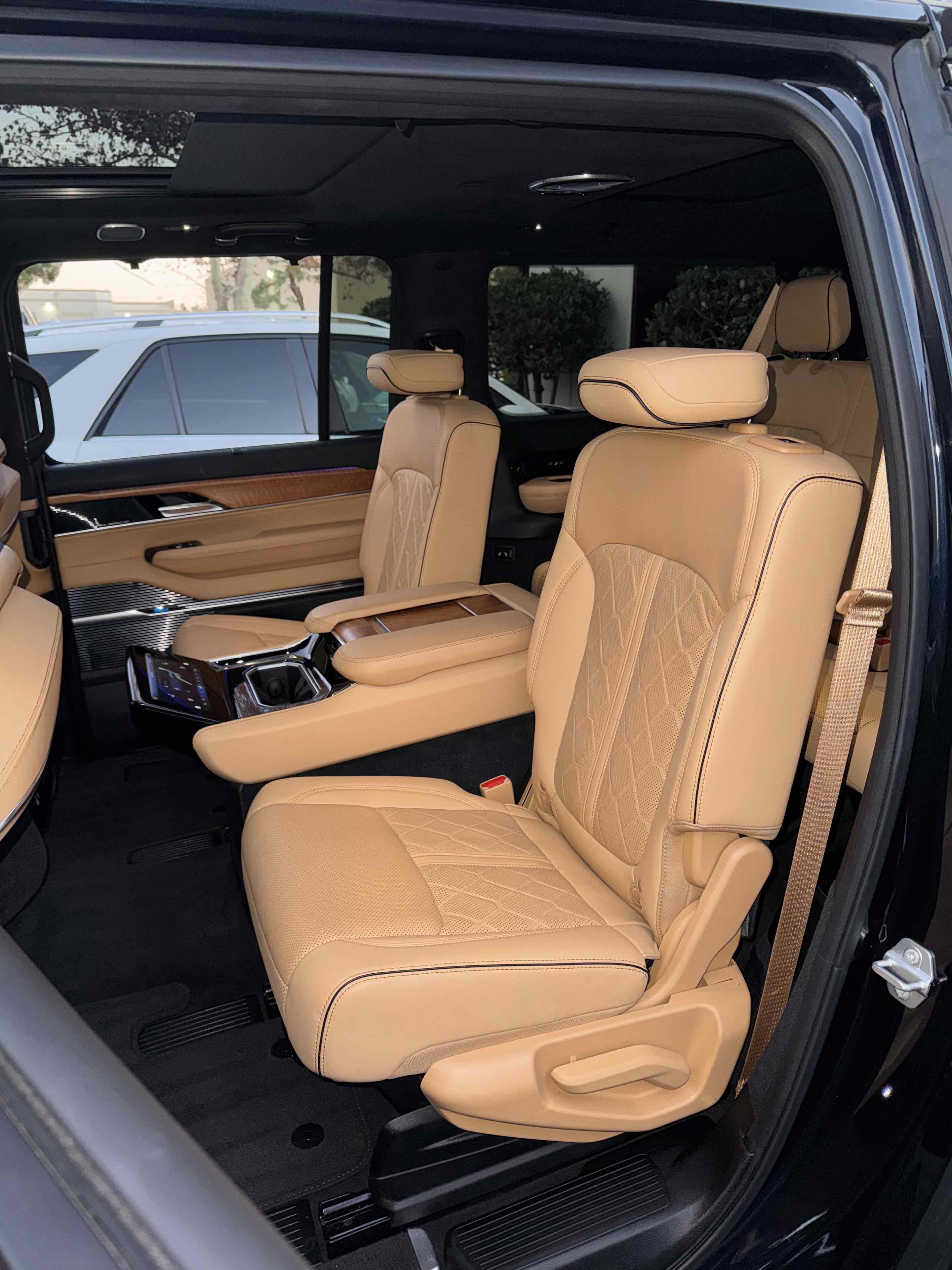 Used 2023 Jeep Grand Wagoneer L Series III image 36