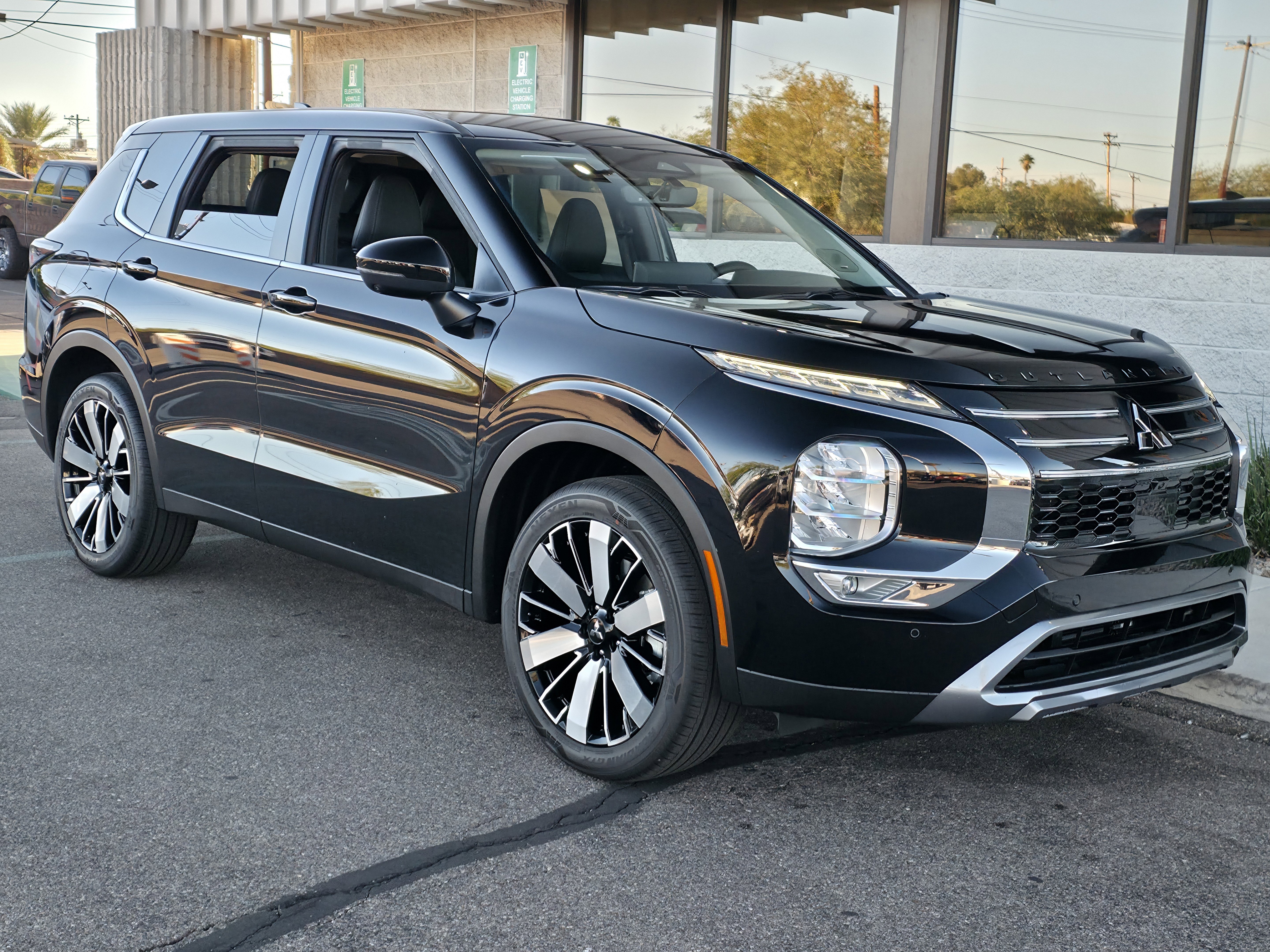 New 2025 Mitsubishi Outlander SE