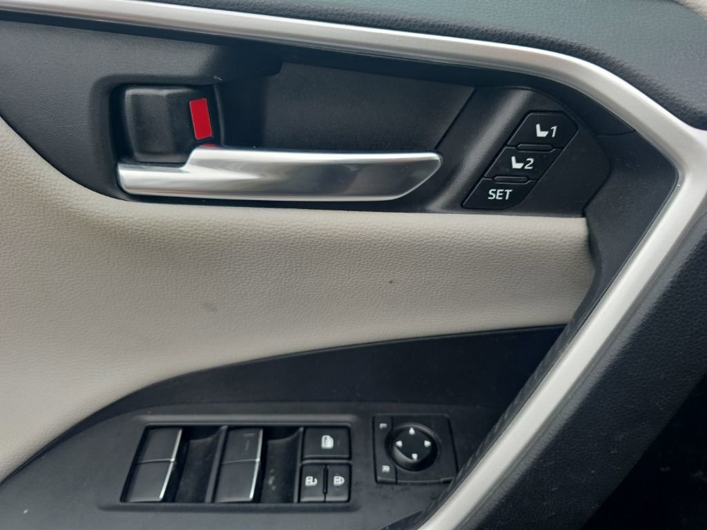 Used 2021 Toyota RAV4 Limited image 11