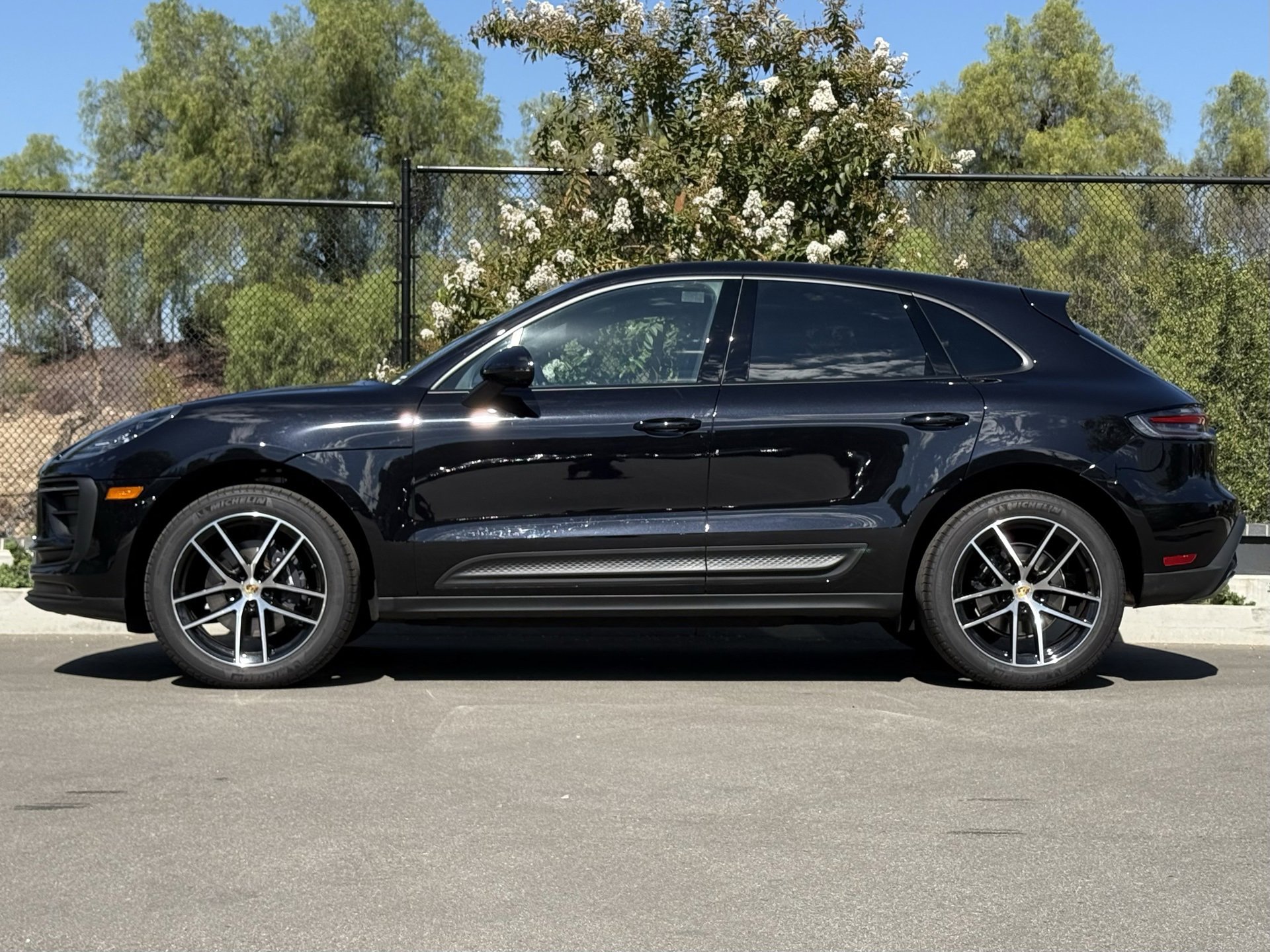 Used 2025 Porsche Macan image 2