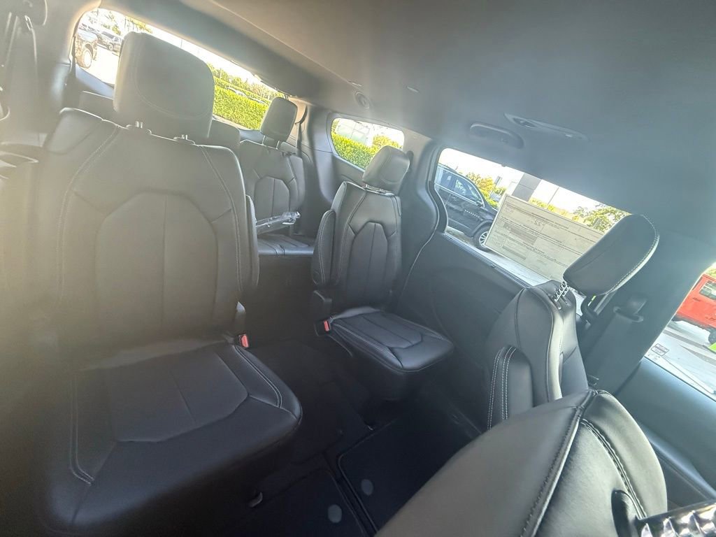 New 2026 Chrysler Pacifica Select image 23