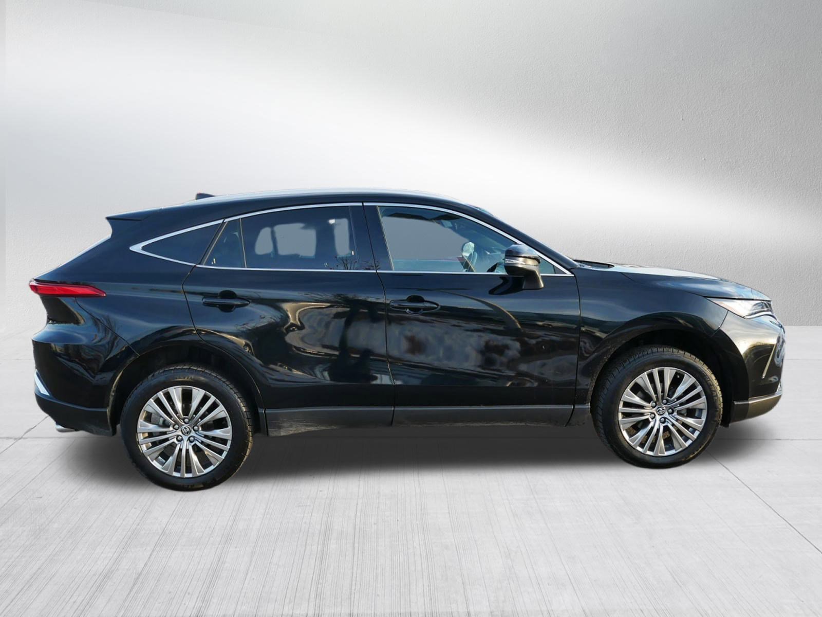 Used 2024 Toyota Venza XLE image 8
