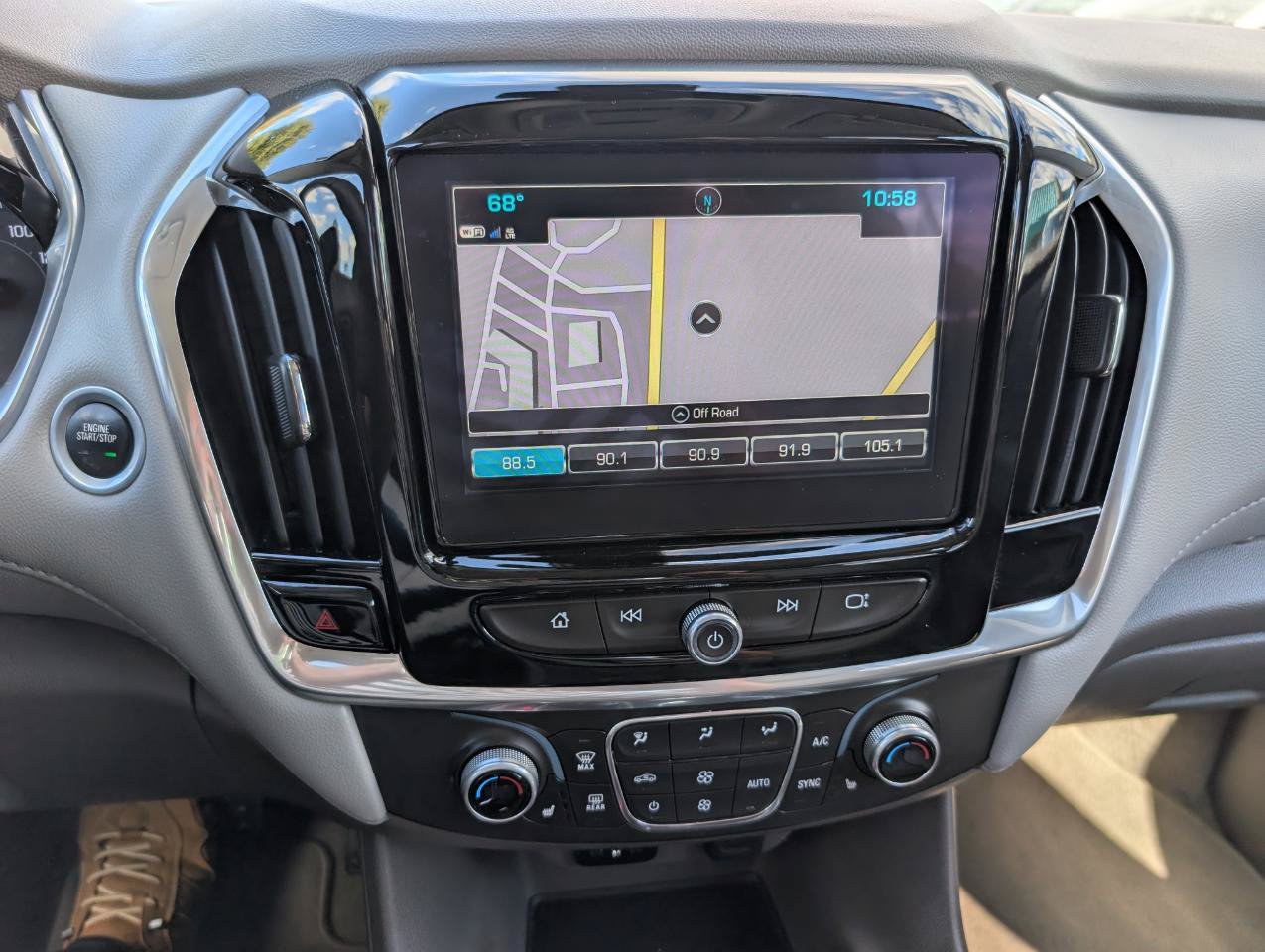 Used 2018 Chevrolet Traverse LT FWD image 24