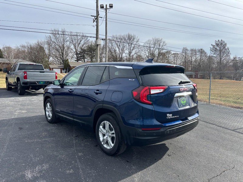 Used 2023 GMC Terrain SLE image 3