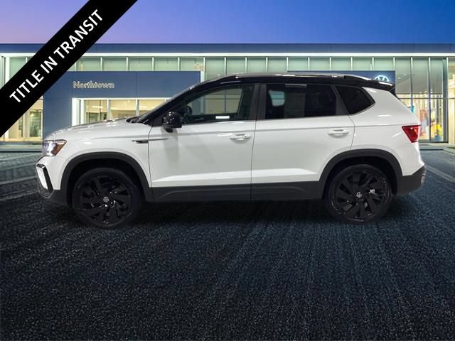 Used 2024 Volkswagen Taos SE w/ Panoramic Sunroof Package AWD/4WD image 2