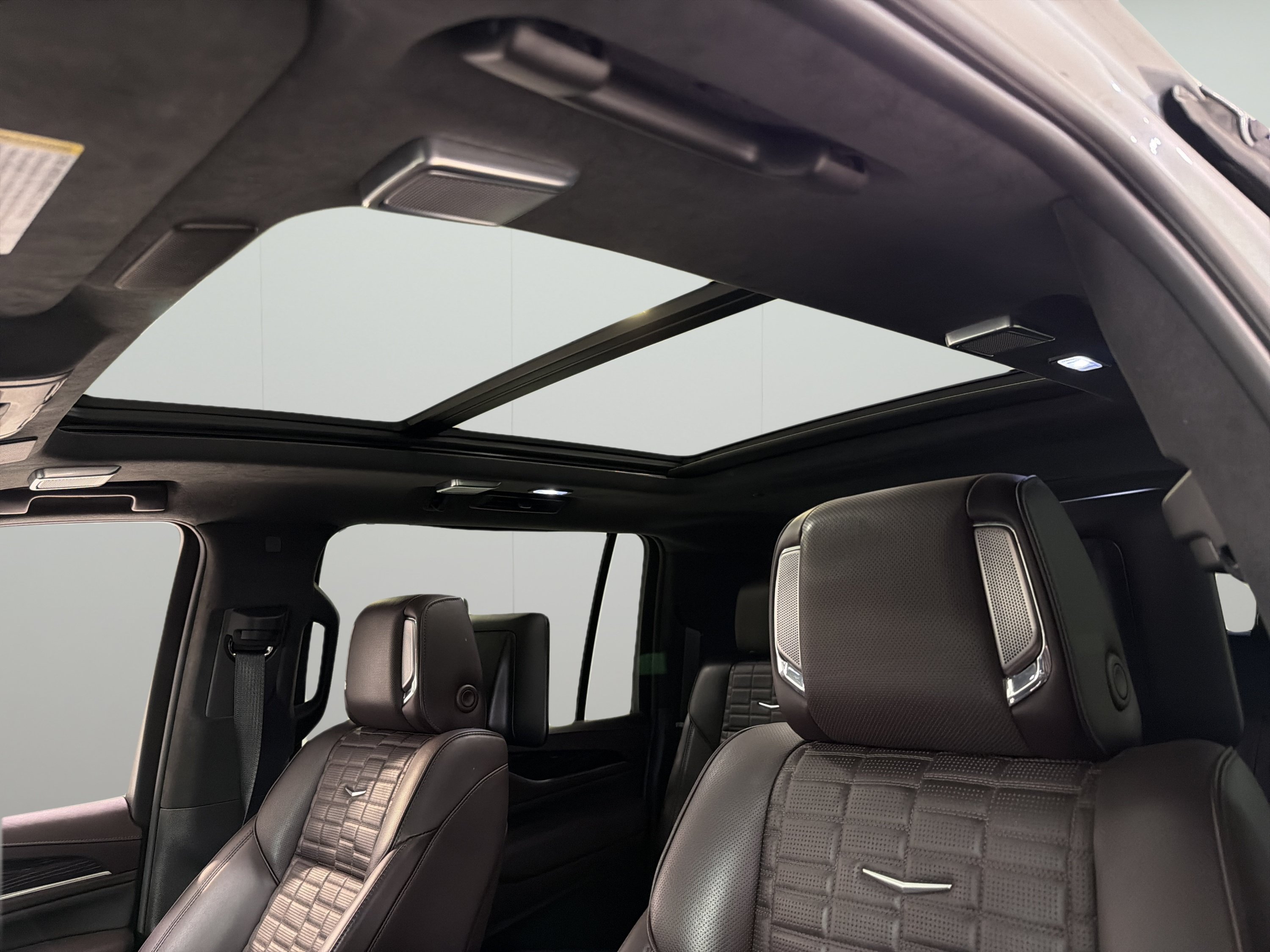 Used 2023 Cadillac Escalade ESV V AWD/4WD image 9
