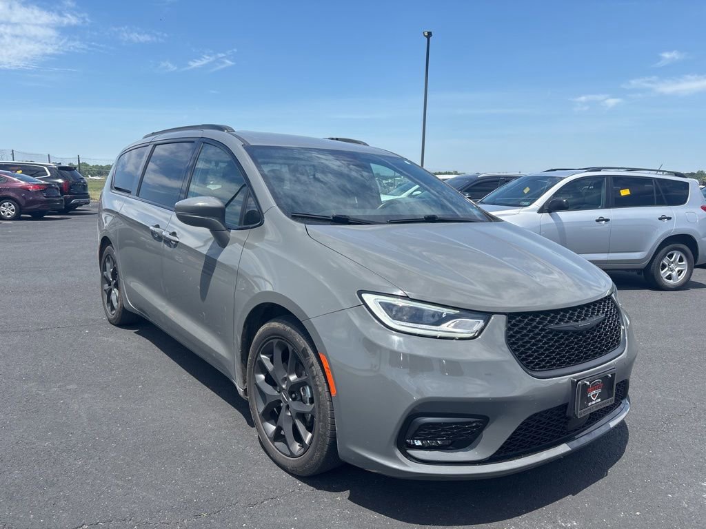 Used 2021 Chrysler Pacifica Touring-L w/ Uconnect Theater Family Group FWD image 1