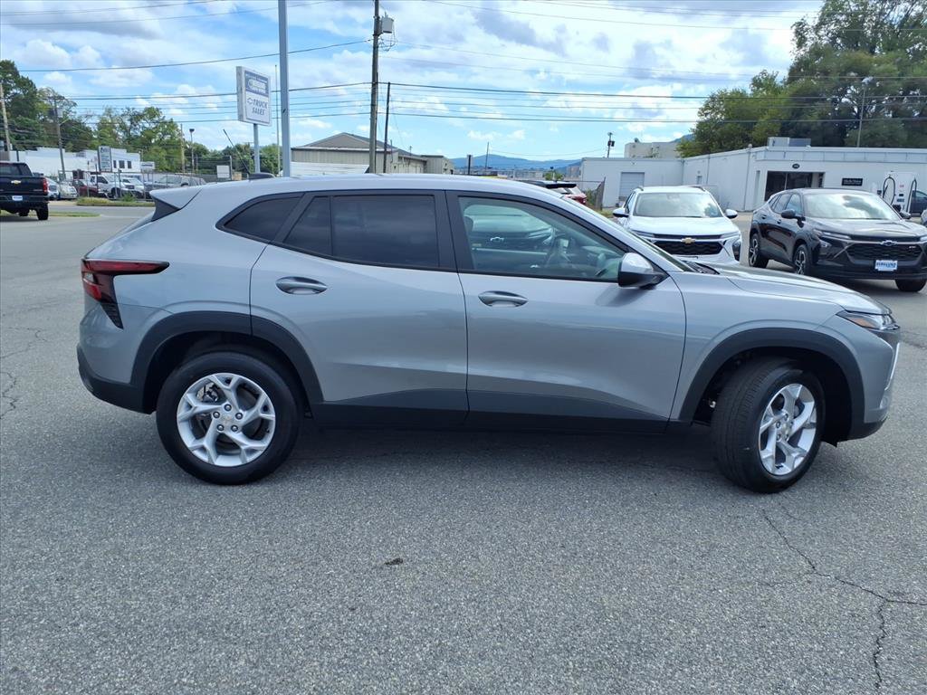 New 2026 Chevrolet Trax LS w/ LS Convenience Package FWD image 3