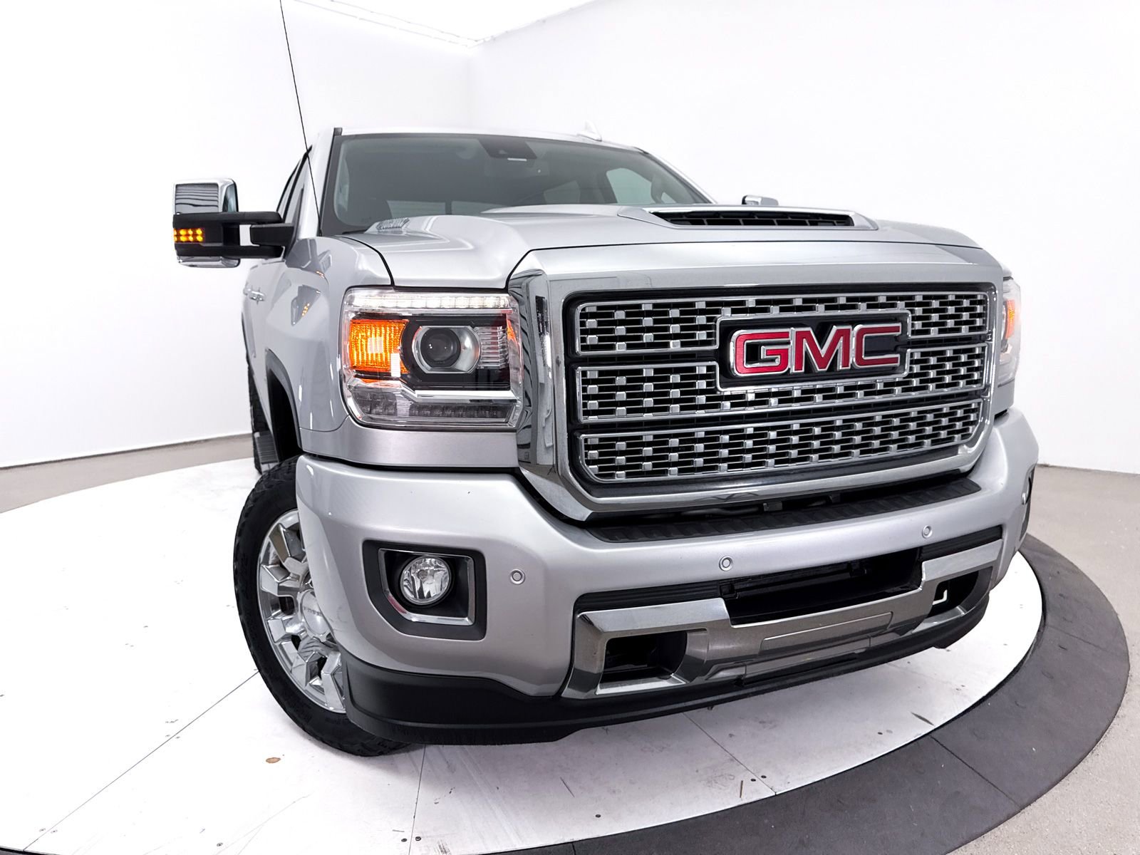 Used 2018 GMC Sierra 2500 Denali w/ Duramax Plus Package AWD/4WD image 8