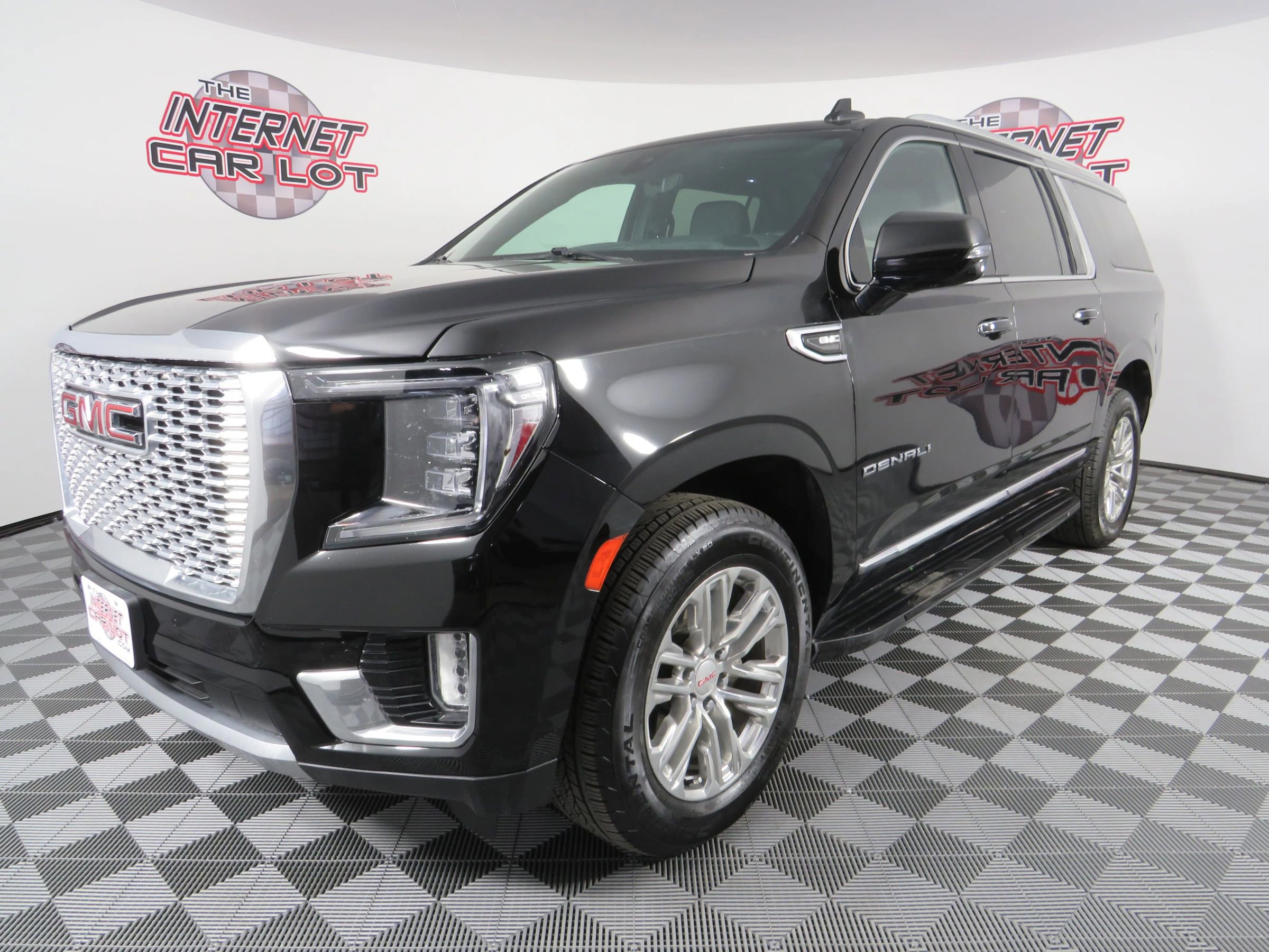 Used 2022 GMC Yukon XL Denali w/ Advanced Technology Package image 3