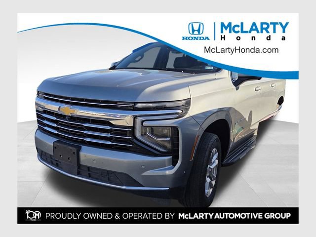 Used 2025 Chevrolet Suburban LT image 1