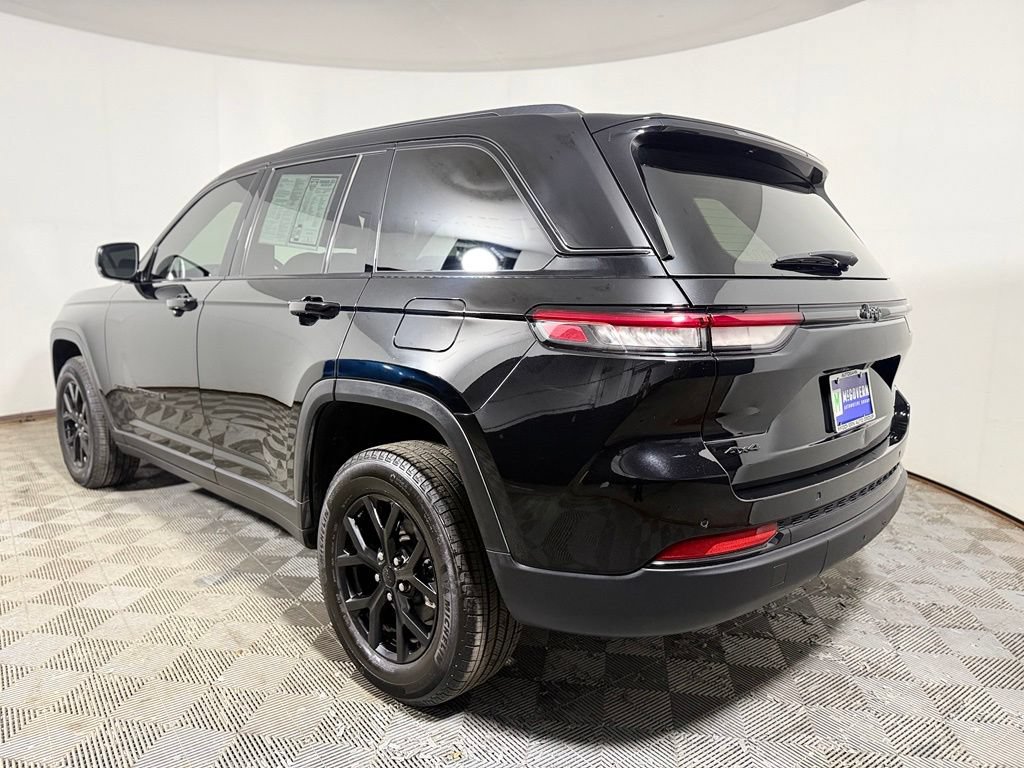 Used 2025 Jeep Grand Cherokee Altitude AWD/4WD image 4