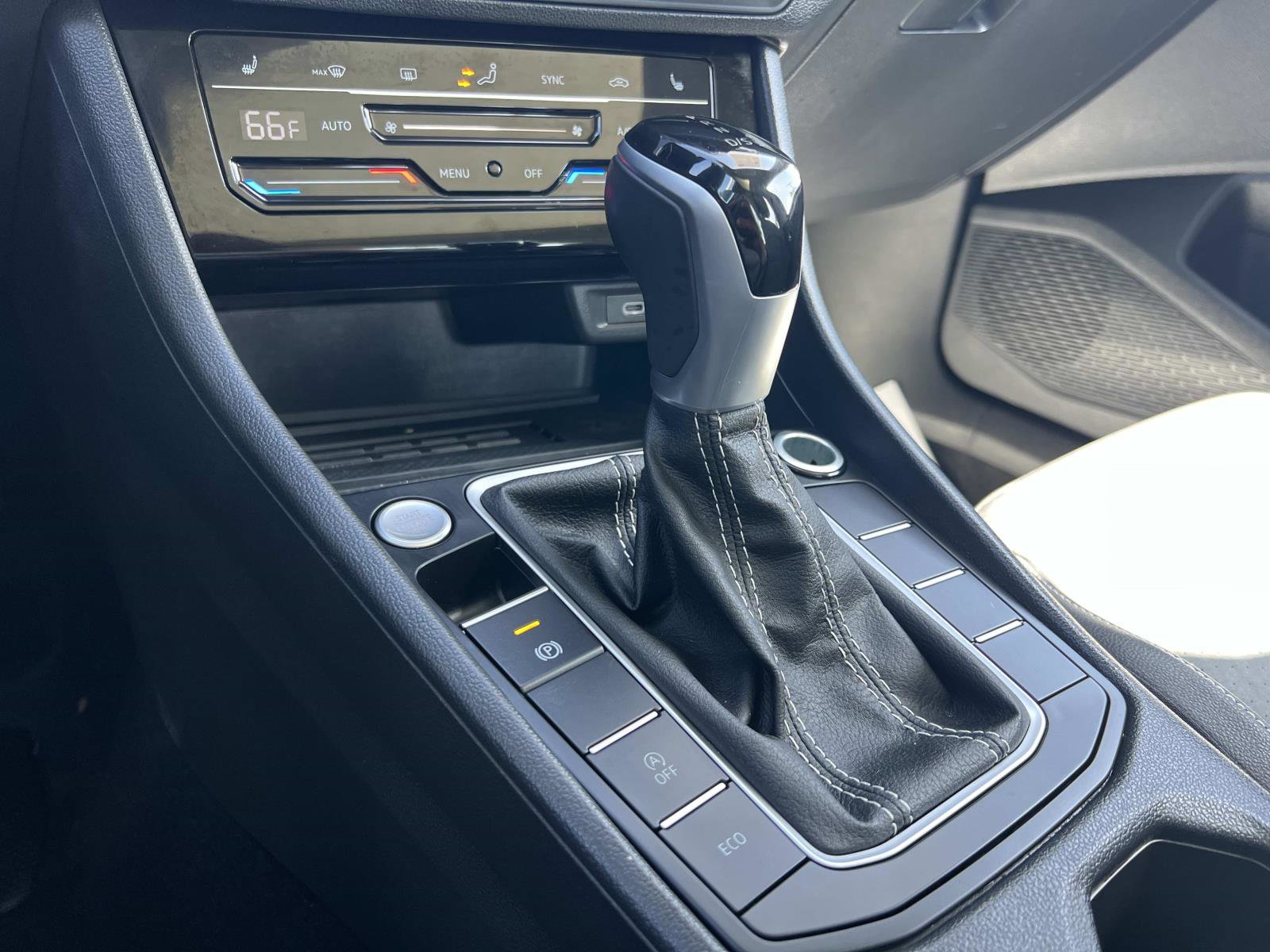 Used 2025 Volkswagen Jetta SE FWD image 16