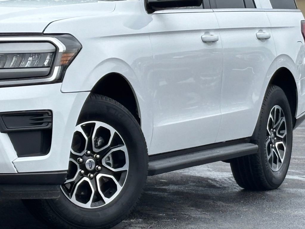 Used 2024 Ford Expedition XLT RWD image 3