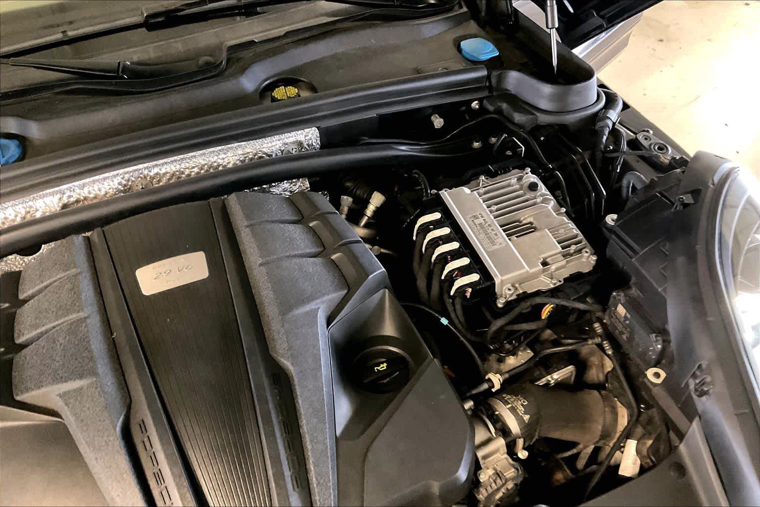 Used 2020 Porsche Macan Turbo AWD/4WD image 28