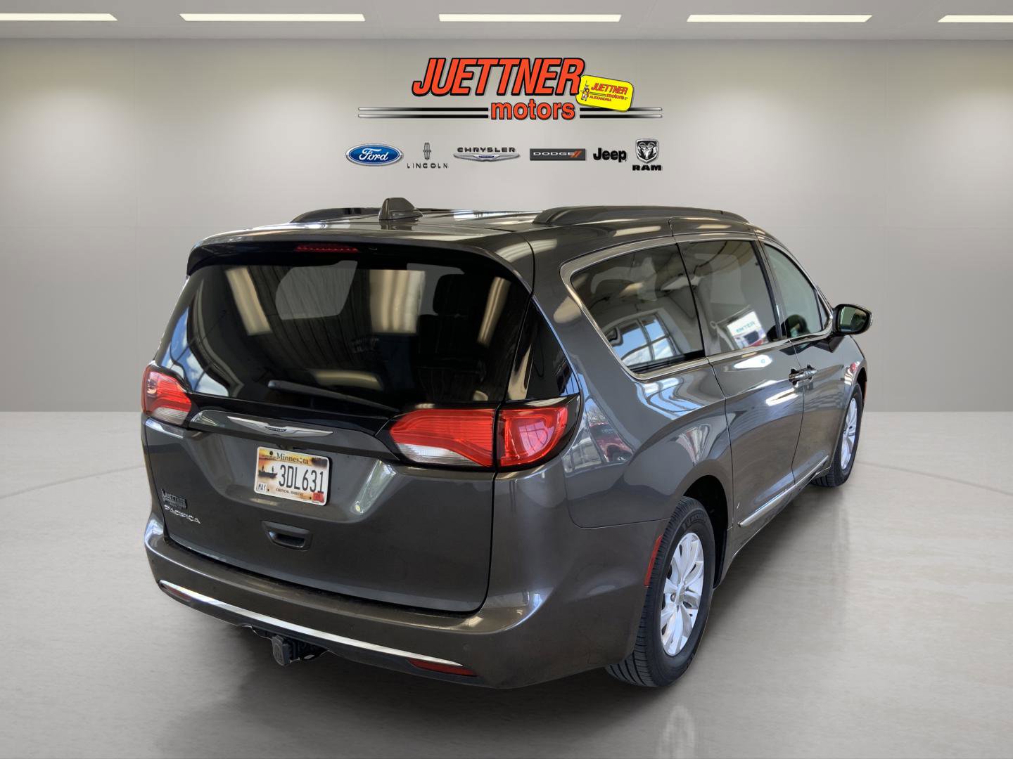 Used 2017 Chrysler Pacifica Touring-L FWD image 8