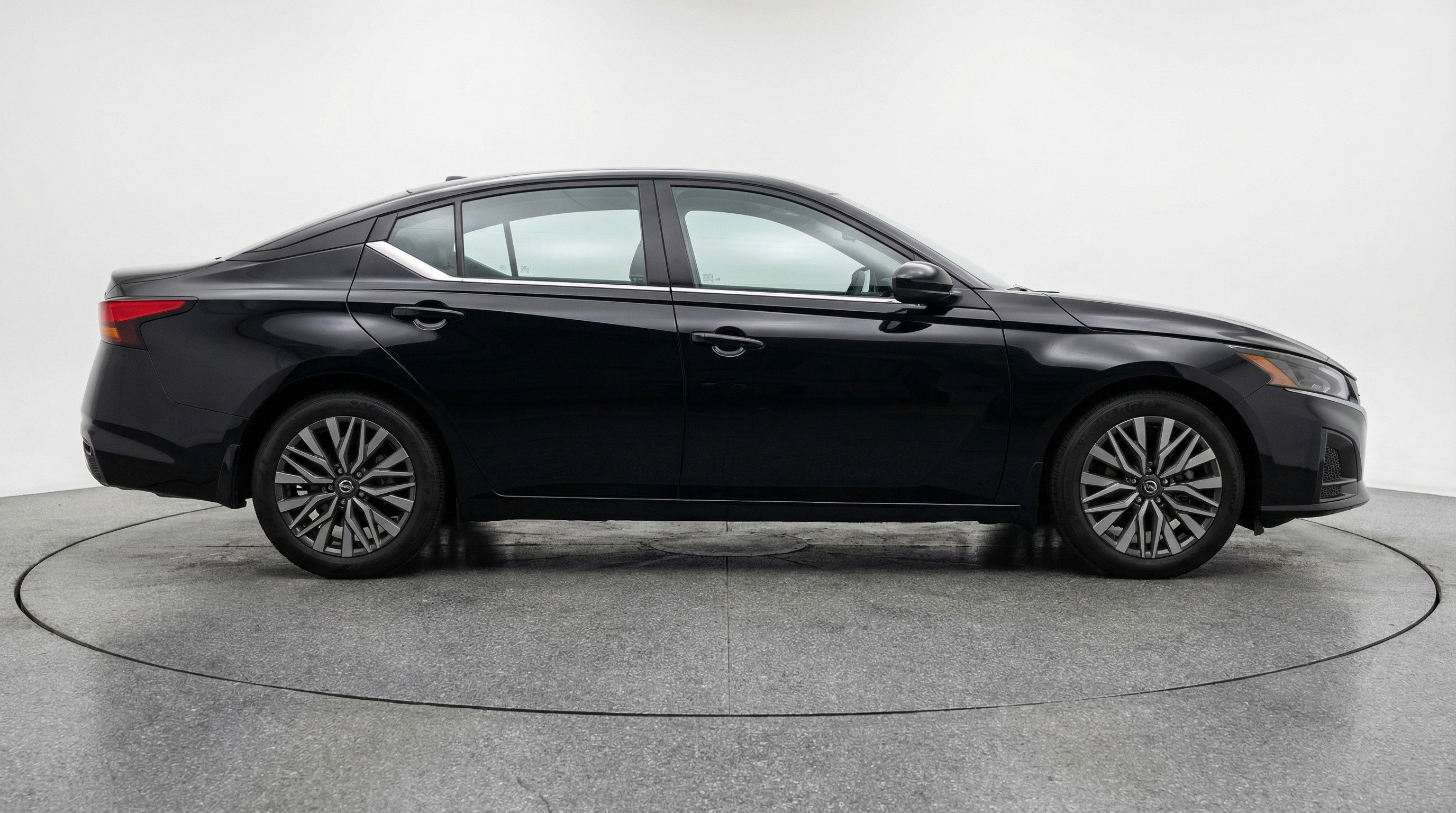 Used 2025 Nissan Altima 2.5 SV image 11