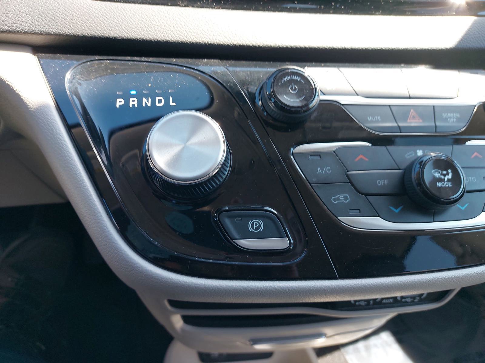 Used 2023 Chrysler Pacifica Touring-L image 27