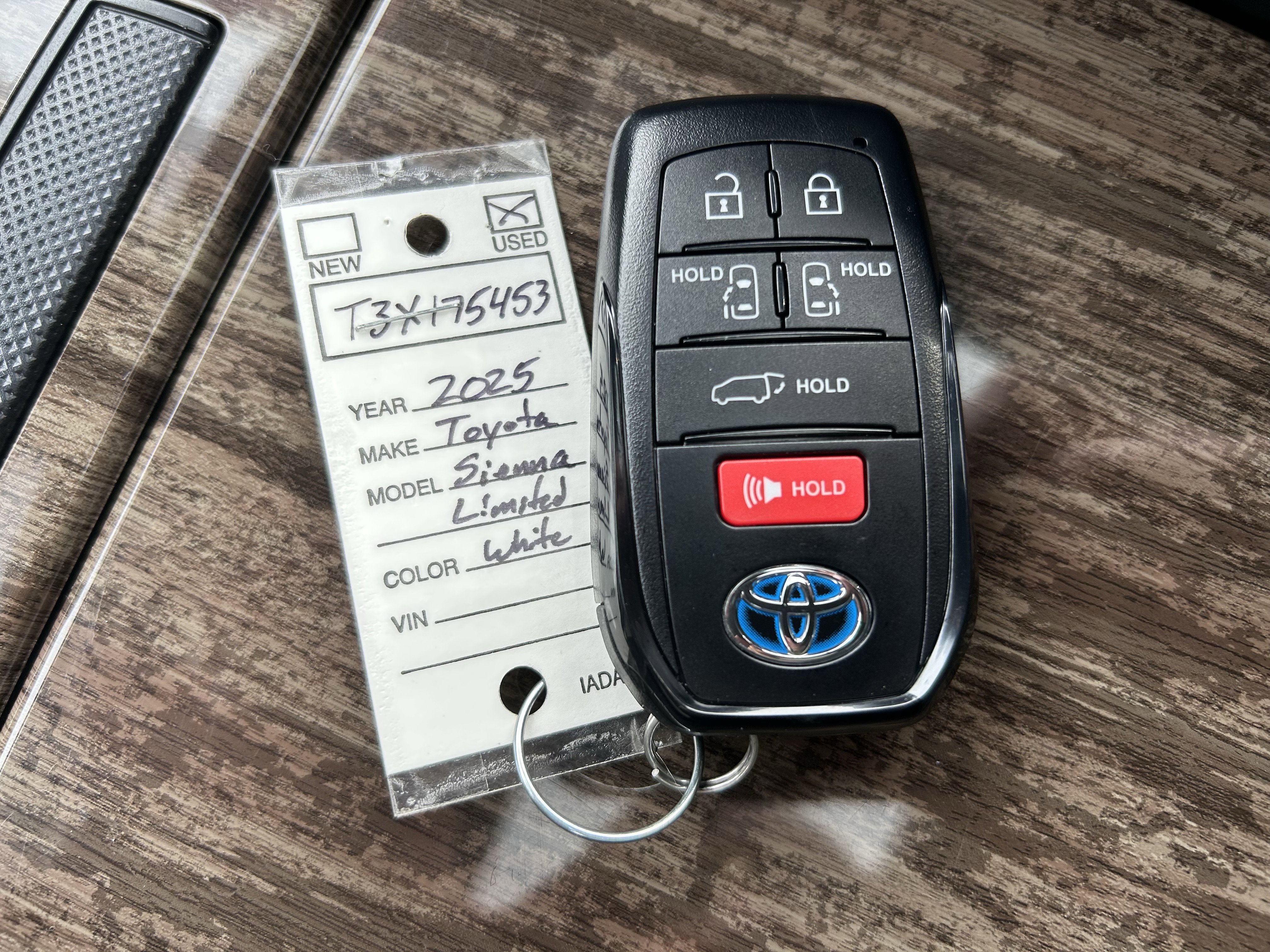 Used 2025 Toyota Sienna Limited image 38